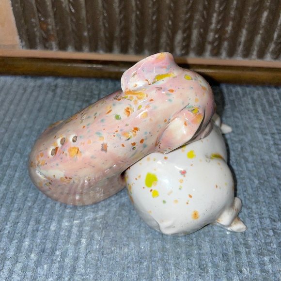 Vintage Nesting Farmhouse Speckled Resting Pigs Ceramic Salt & Pepper Shakers - Picture 4 of 6